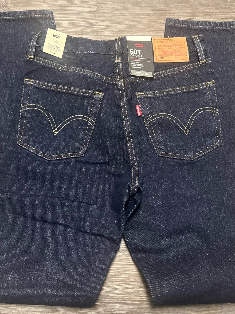 NWT Women’s Levi’s 501 Original
Jeans Size 26x32 High Rise straight leg